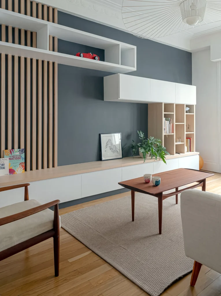 Nordique Media Wall with Oak Slats, Kensington